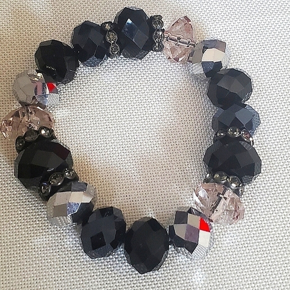 Black and silver Beaded Bracelet. 🌴